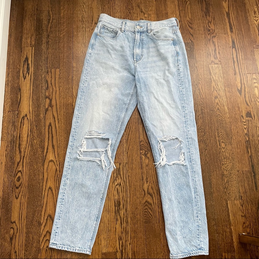 Ripped light blue American Eagle Mom Jean